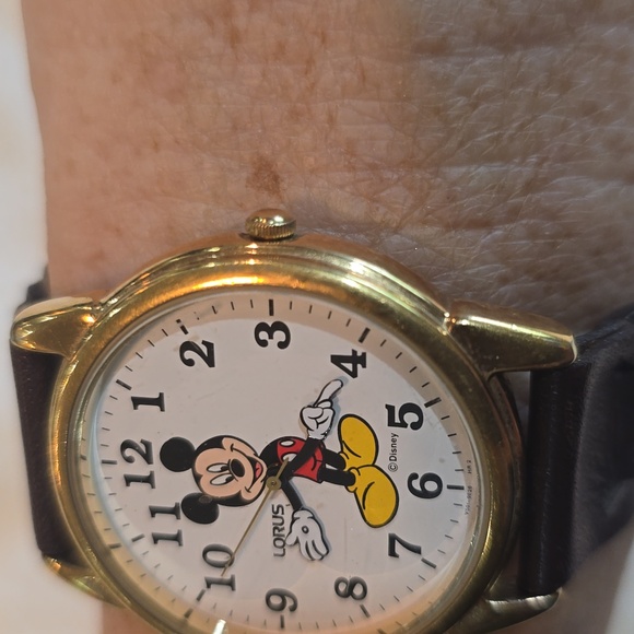 Mickey Mouse Lorus Watch! It Works!  "New Battery 4-25-25".  Looks Like New. - Picture 8 of 12